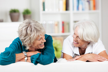 Wall Mural - zwei seniorinnen schauen sich an