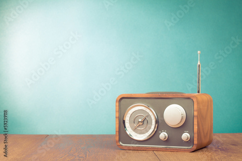 Fotomural Retro style radio receiver on table front mint green background