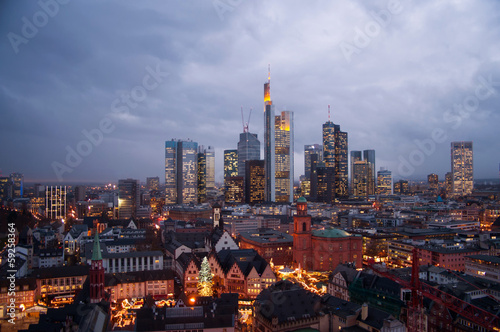 Foto-Duschvorhang nach Maß - Skyline Frankfurt with christmas market (von greenpapillon)