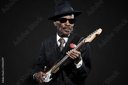 Zdjęcie XXL Człowiek retro starszy afro american blues. Na sobie garnitur w paski z