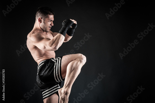 Dekoracja na wymiar  sportowiec-kick-bokser-walki-na-czarnym-tle