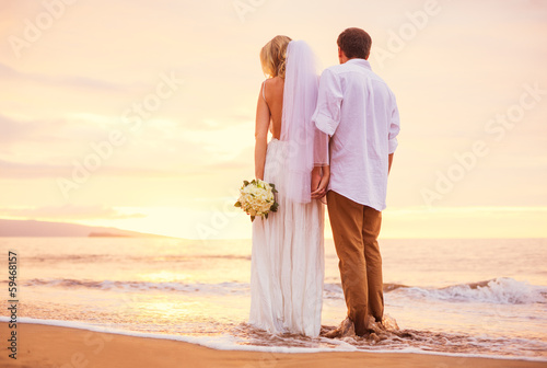 Fototeppich - Bride and Groom, Enjoying Amazing Sunset on a Beautiful Tropical (von EpicStockMedia)