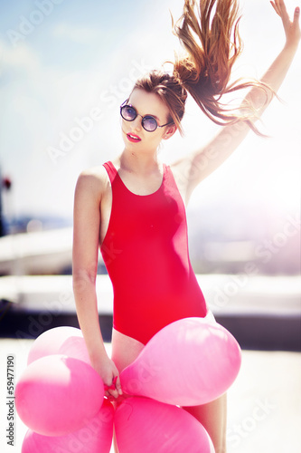 Fotomural Beautiful happy girl with red balloons on the roof