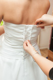 Fototapeta  - Suknia ślubna ubieranie