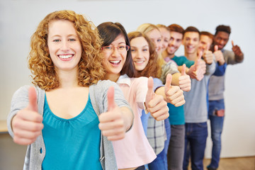 Poster - Gruppe von Jugendlichen gratuliert mit Daumen hoch