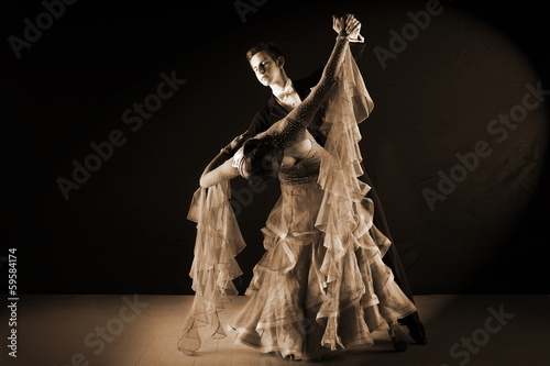 Foto-Leinwand ohne Rahmen - Latino dancers in ballroom against white background (von konstantant)