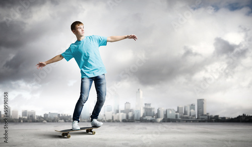 Foto-Banner aus PVC - Teenager on skateboard (von Sergey Nivens)