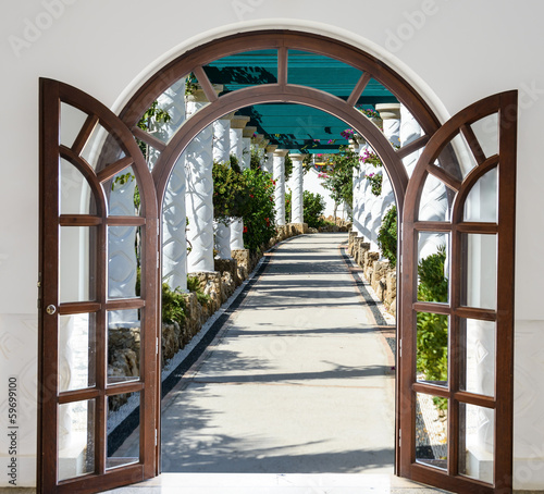 Fototapeta na wymiar open door arch with access to the alley