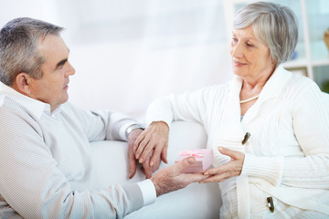 Canvas Print - Receiving gift