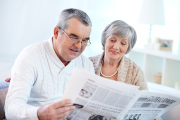 Canvas Print - Reading news