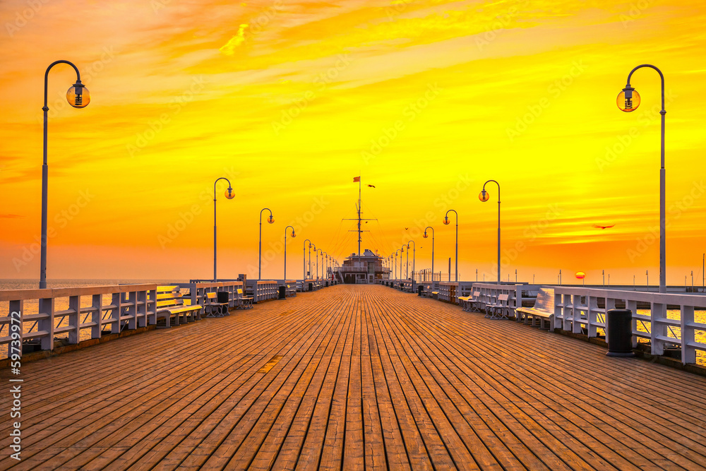 Sunrise at the pier in Sopot, Poland. - obrazy, fototapety, plakaty 