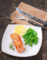 Grilled salmon and green beans