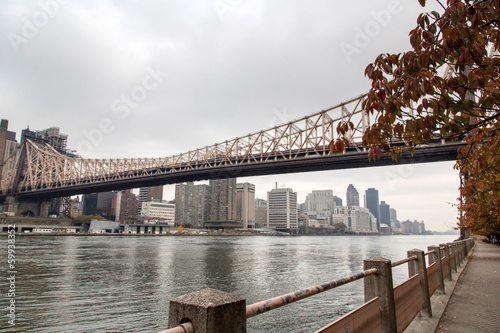 most-queensboro-w-pochmurny-dzien-nowy-jork