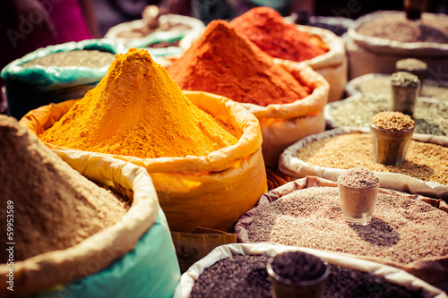 Cuadros en Lienzo Especias de colores de la India en el mercado local.
