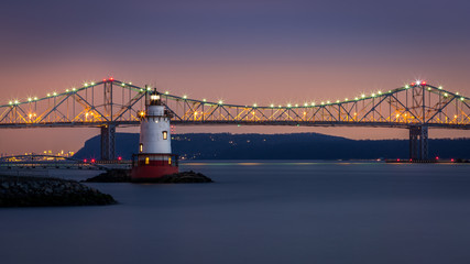 Fototapete - The Little White Lighthouse and the Tappan Zee bridge