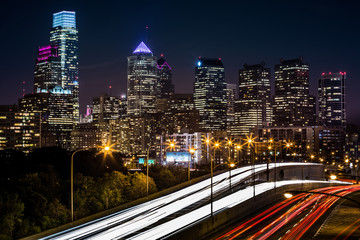 Fototapete - Philadelphia skyline with traffic on Schuylkill expressway