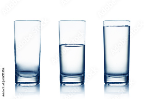 Fotografía Vacío, mitad y vasos de agua lleno. Aislado en blanco