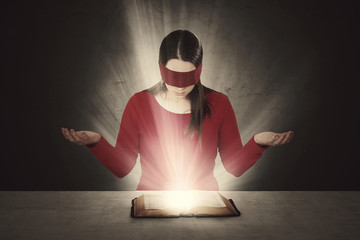 Fototapete - Blindfolded Bible reading
