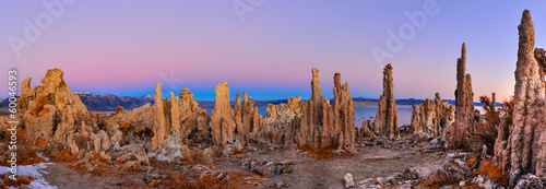 Fotografía Mono Lake tufa formations at sunrise