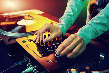 dj hands on clubbing decks equipment