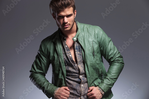 Foto-Duschvorhang nach Maß - casual fashion man pulling his leather jacket (von Viorel Sima)