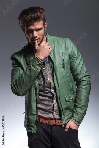 einzelne bedruckte Lamellen - fashion man in leather jacket touching his lips (von Viorel Sima)