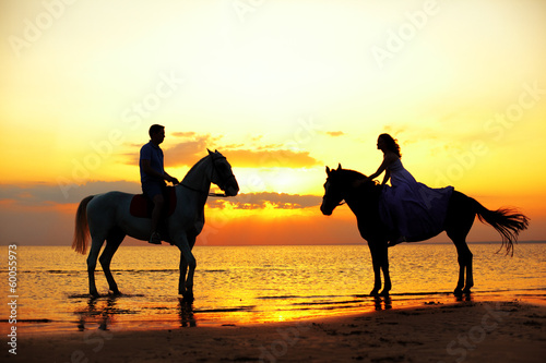 Foto-Vorhang - Two riders on horseback at sunset on the beach. Lovers ride hors (von Miramiska)
