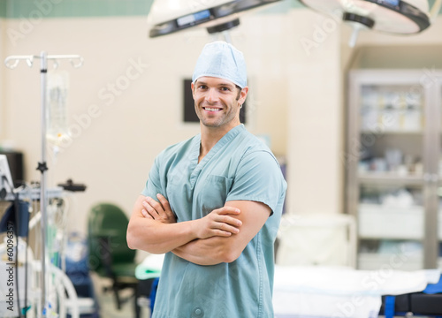 Fotografía Surgeon Standing Arms Crossed In Operation Room