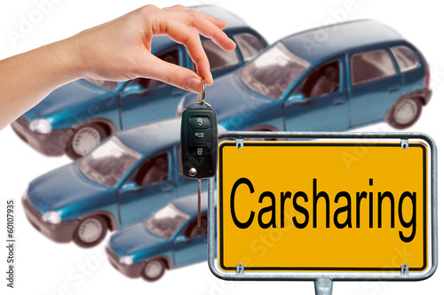 Hand mit Autoschlüssel und Schild - Carsharing - kaufen ...
