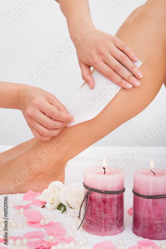 Fotografering Beautician Waxing A Woman's Leg
