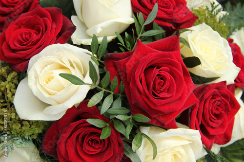Obraz w ramie Red and white roses in a bridal bouquet