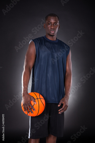 Foto-Leinwand ohne Rahmen - African Young Man With Basketball (von Andrey Popov)