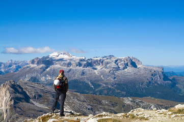 Wall Mural - Bergsteiger mit Blick auf die Sellagruppe - Dolomiten