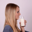© photo 5000 - girl drinking milk