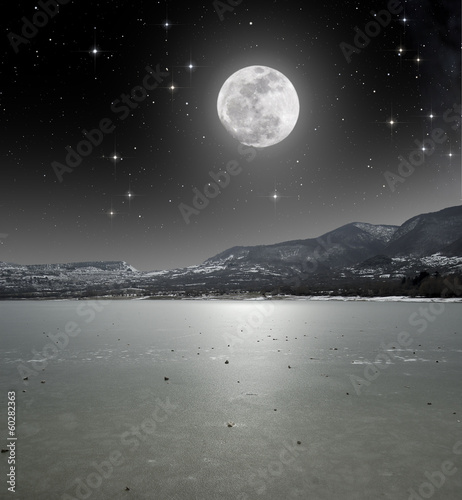 Fototapeta księżyc   blask-ksiezyca-na-lodem-jeziora