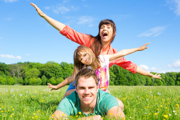 Sticker - familie auf der wiese