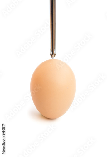 Fényképezés egg under a screwdriver with clipping path