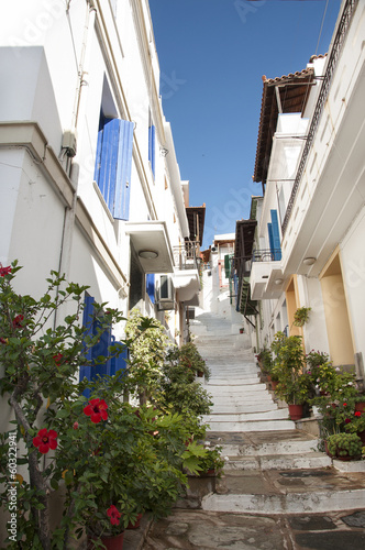 ulica-z-bialymi-domami-na-greckiej-wyspie-skopelos