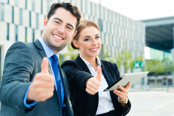 Büro Angestellte arbeiten unterwegs