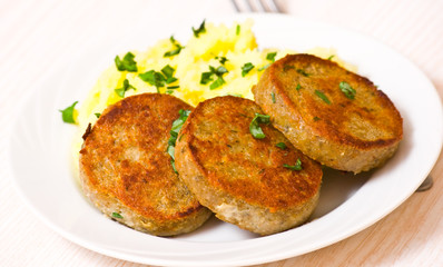 fishcakes with mashed potatoes