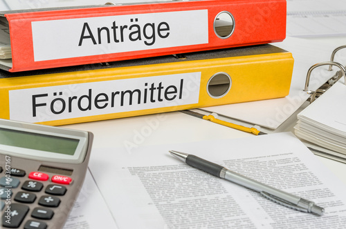 Fotografía Aktenordner mit der Beschriftung Anträge und Fördermittel