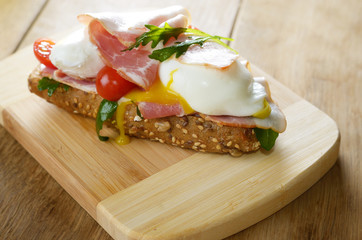 bacon and poached eggs sandwich