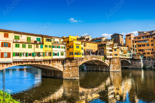 Fotografie, Obraz Ponte Vecchio s řekou Arno při západu slunce ve Florencii, Itálie