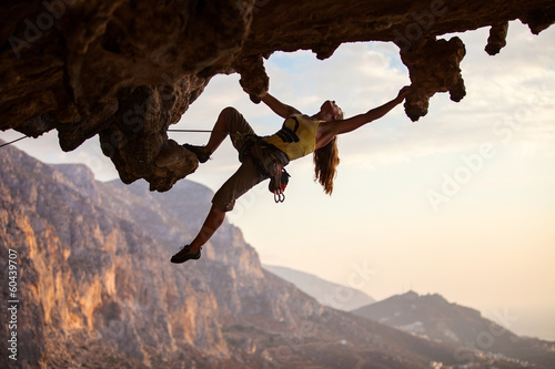 Cuadros en Lienzo Rock climber at sunset, Kalymnos Island, Greece