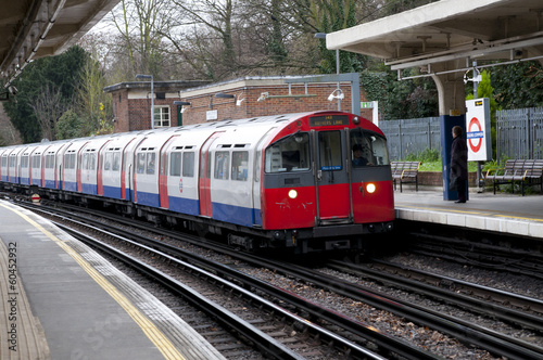 Cuadros en Lienzo .Ealing common London tube,London, United Kingdom