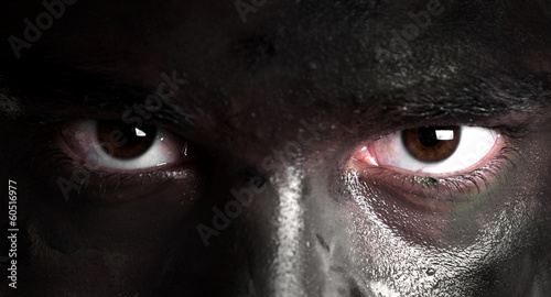 Fotografía soldier face with jungle camouflage