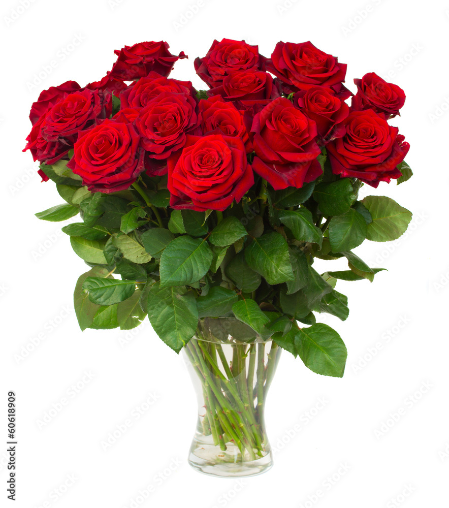 Bukiet kwitnących ciemnoczerwonych róż w wazonie - obrazy, fototapety, plakaty 