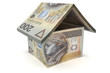 Domek z banknotów 200 złotych jako symbol hipoteki na zakup nieruchomości lub finansowania budowy domu