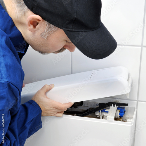Fotografia Sanitär-Installateur repariert WC-Spülkasten