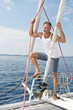 Mann beim Segeln - Segler auf seinem Segelboot oder Yacht